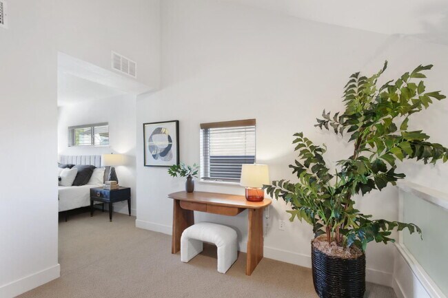 Building Photo - Gorgeous townhouse