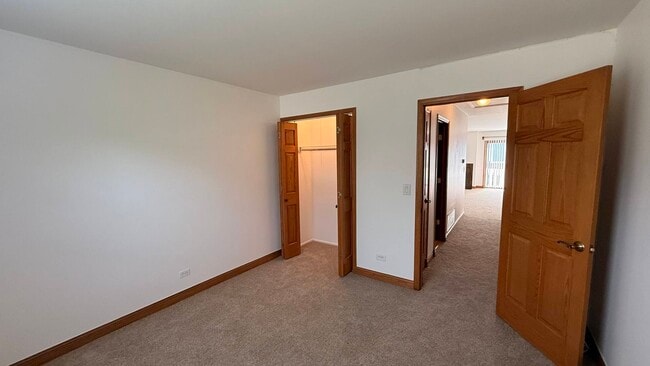 Building Photo - 220 Oak Knoll Ct