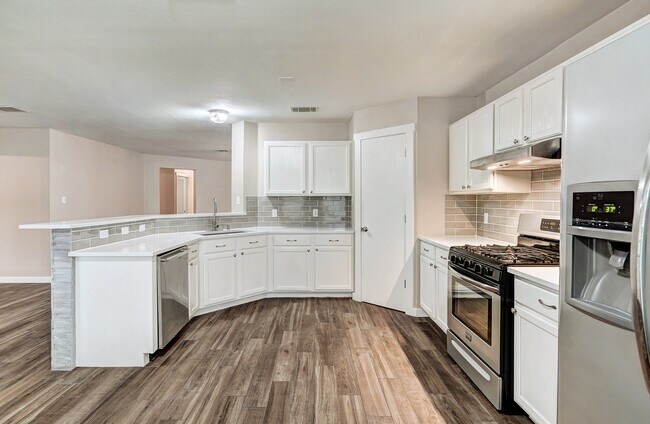 Building Photo - 707 Estancia Way