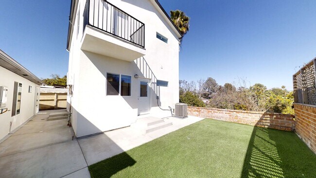 Building Photo - 4BD/2BA with a Balcony!