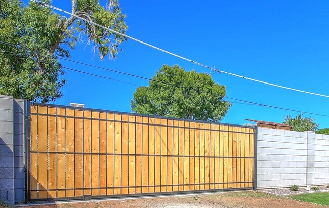 Building Photo - 224 W Glenrosa Ave