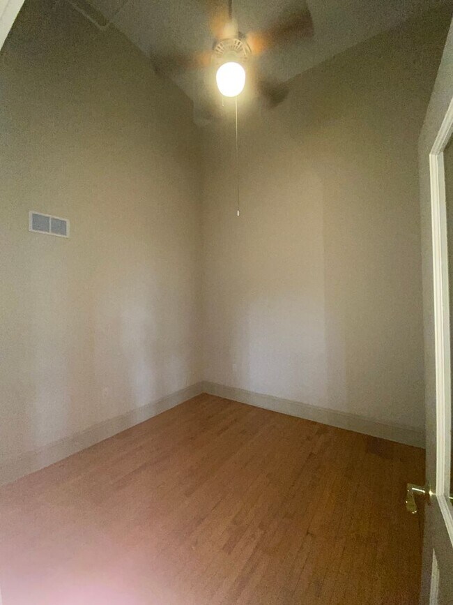 Building Photo - $200 OFF! Updated 3 Bed 1 Bath Apartment w...