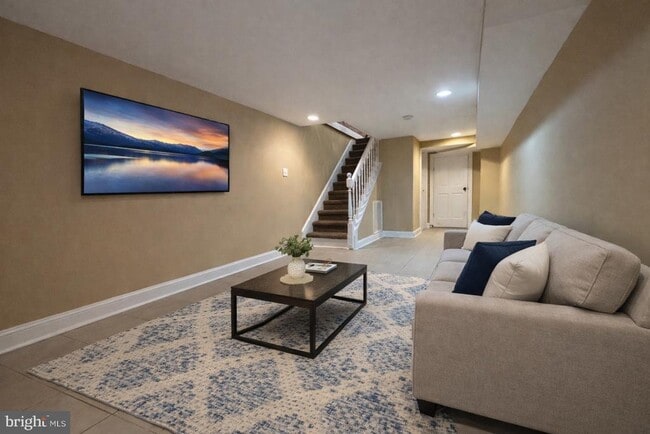 Building Photo - 1122 W Hamburg St