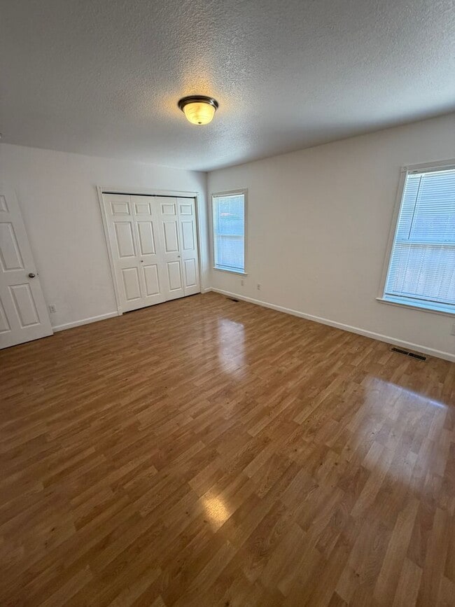 Building Photo - Beautiful 2 Bedroom on a Large Corner Lot!