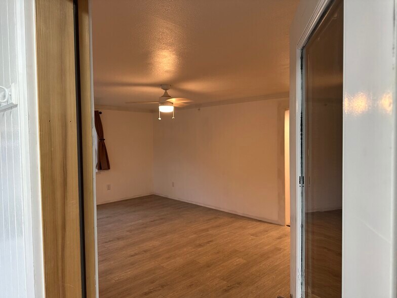 Building Photo - 1160 Park Ave