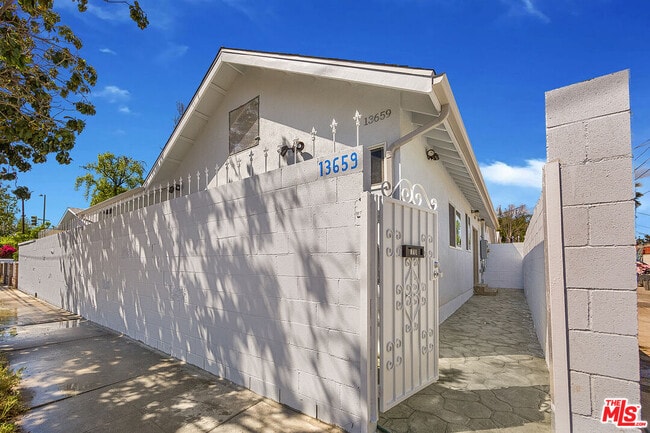 Building Photo - 13659 Magnolia Blvd
