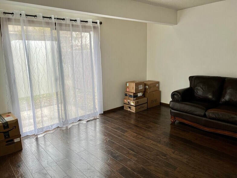 Building Photo - 605 E 16th St