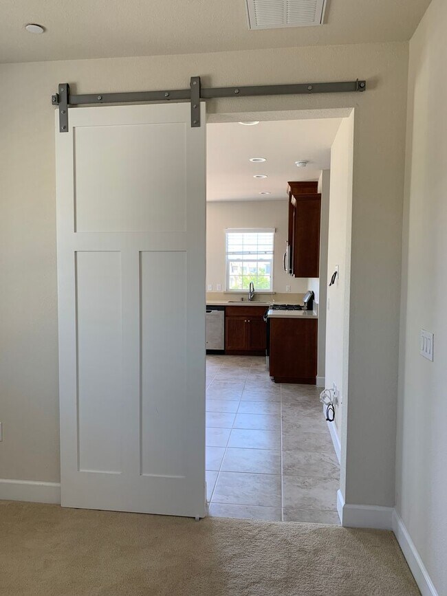 Building Photo - Nice 1 Bed 1 Bath upstairs apartment in the Cannery Neighborhood