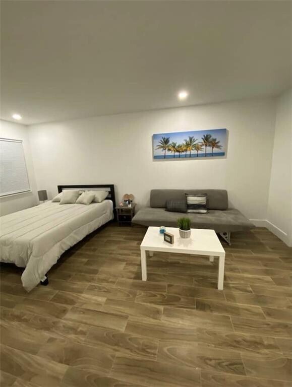 Building Photo - 902 NE 38th St