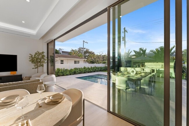 Building Photo - 220 S Swinton Ave