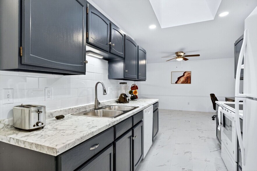 Building Photo - 1415 Lindsay Ln