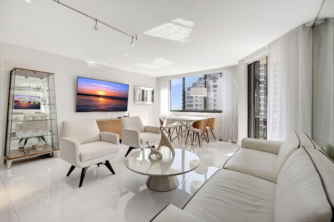 Building Photo - 540 Brickell Key Dr