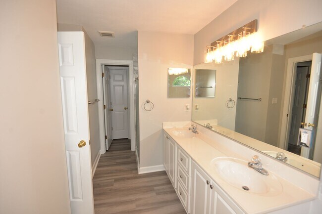 Building Photo - 2 Bedroom Townhome in Cypress Point North