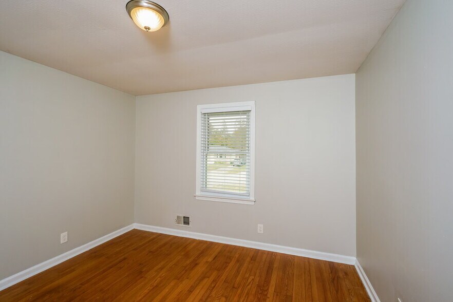 Building Photo - 5811 Dell Rose Dr