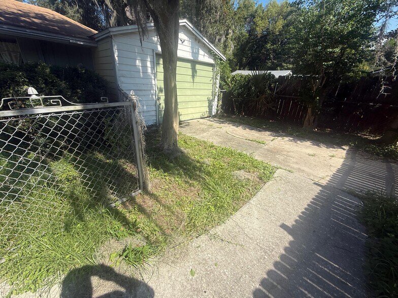 Building Photo - 2652 Merwyn Rd