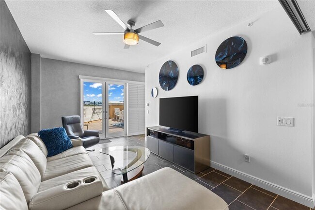 Building Photo - 800 N Tamiami Trl