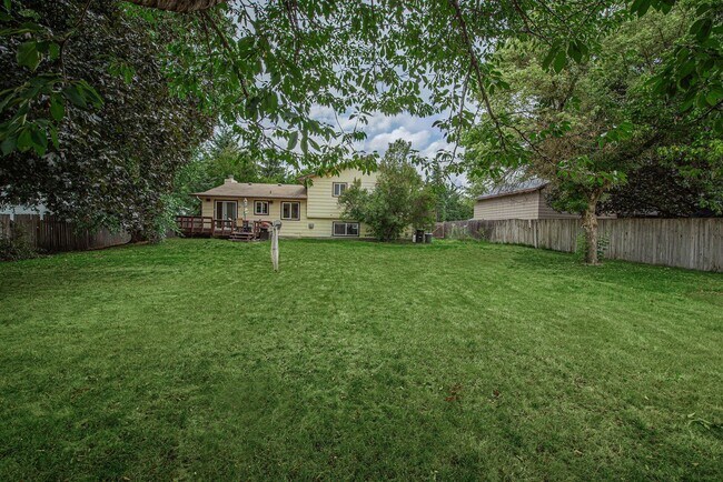 Building Photo - Spacious 3-Bed Home in Hayden Lake with La...