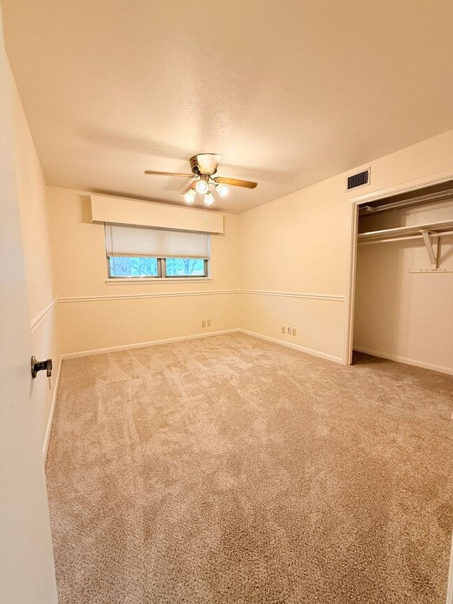 Building Photo - 612 Hillview Dr