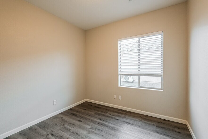 Building Photo - 11722 W Lincoln St