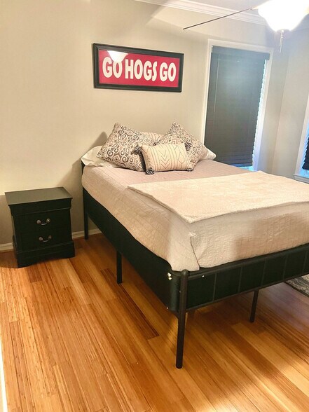 Building Photo - 1072 Valley View Dr