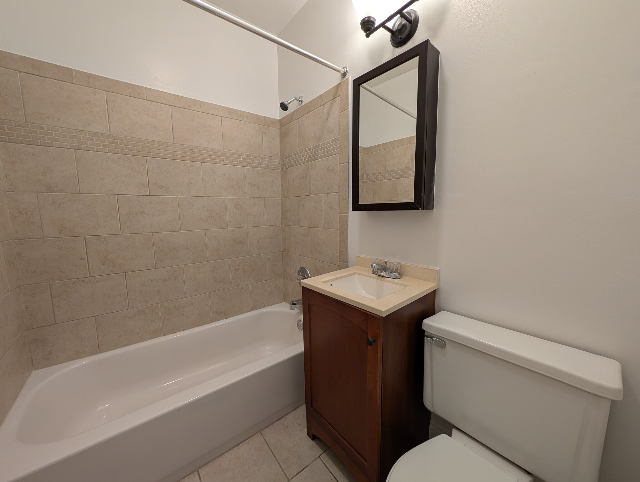 Building Photo - 813 W Cornelia Ave