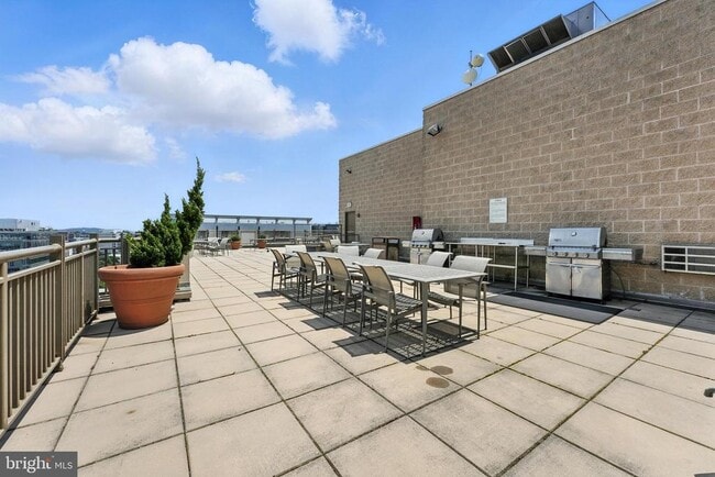 Building Photo - 1150 K St NW