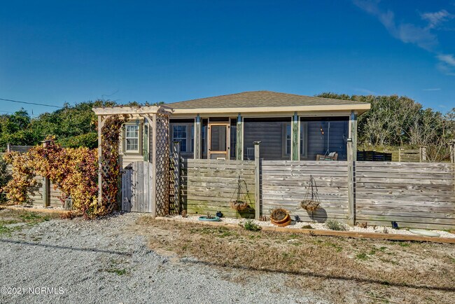 Building Photo - 2681 Island Dr