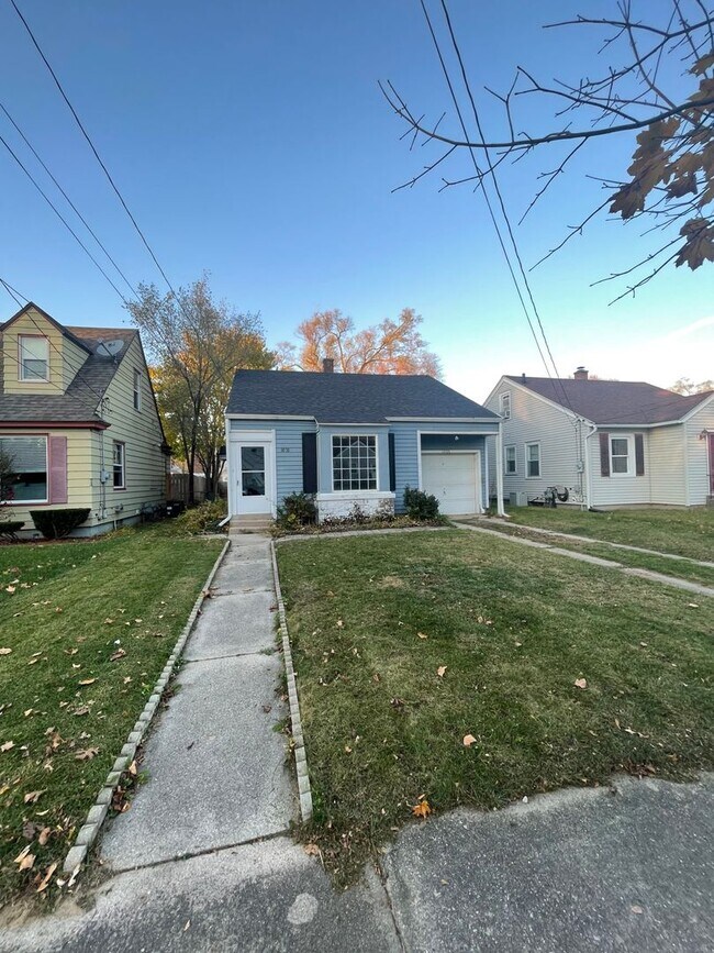 Building Photo - Adorable 2 Bedroom home with finished basement!