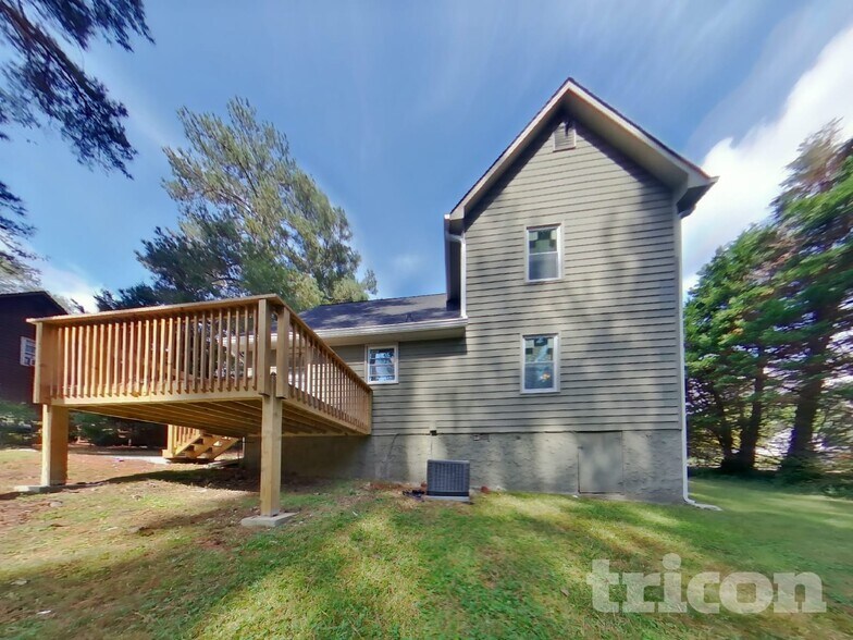 Building Photo - 55 6th Ave