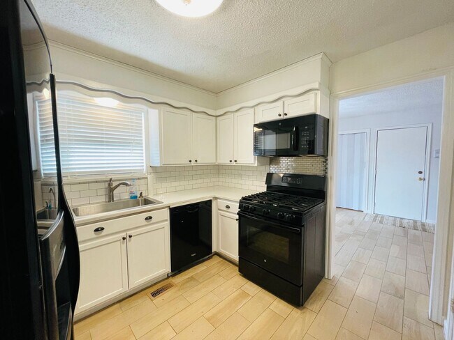 Building Photo - Current remolded home in Union School District