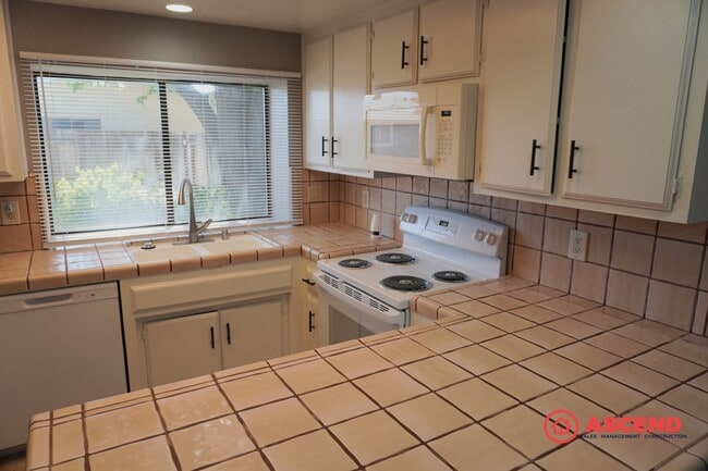 Building Photo - Beautiful 3 Bedroom Home Located in the Southwest!