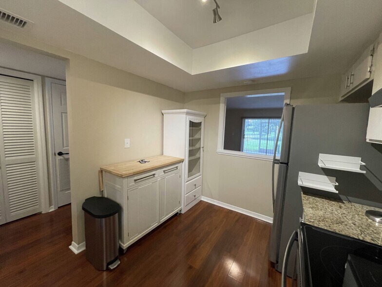 Kitchen Island / Curio - 10356 Carrollwood Ln