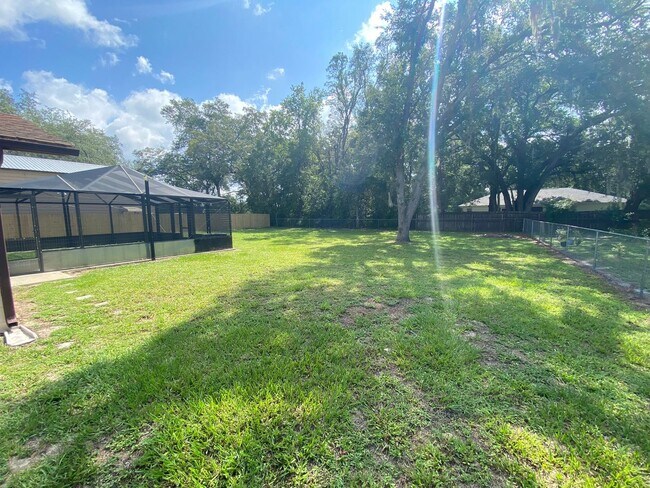 Building Photo - Family and pet friendly ANNUAL LEASE just ...