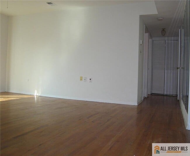 Building Photo - 1102 N Oaks Blvd