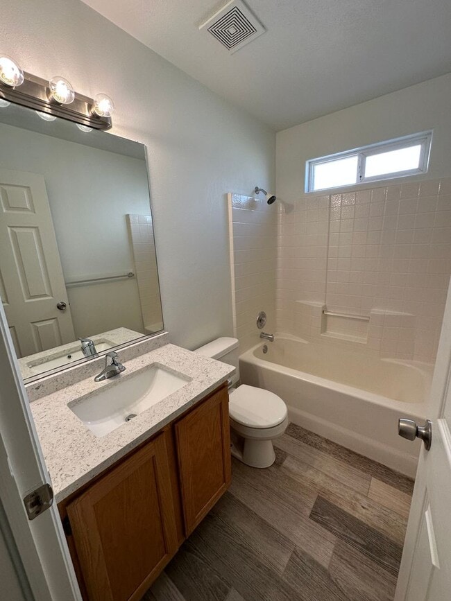 Building Photo - Fully Remodeled 3 bedroom 2 bathroom