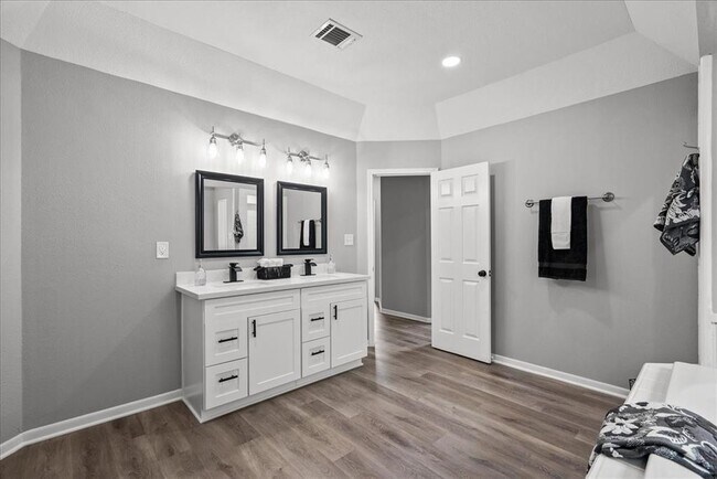 Building Photo - 401 Paradise Dr