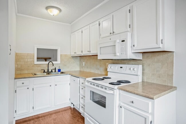 Building Photo - Great 2 Bedroom Available End Of July