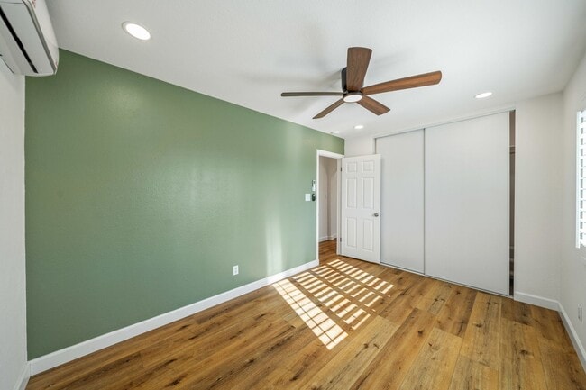 Building Photo - Imperial Beach House Stunning  2 bed /1 bath Duplex w Garage, Yard, + A/C