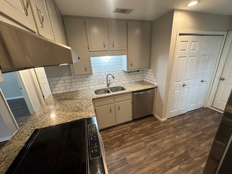 Building Photo - 105 Ivanhoe Dr