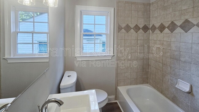 Building Photo - 494 Birney St NE