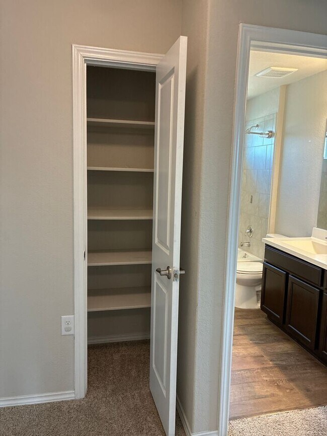 Building Photo - Charming 4 beds 2.5 baths in San Antonio!