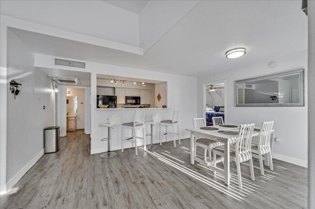Building Photo - 555 E Silverado Ranch Blvd