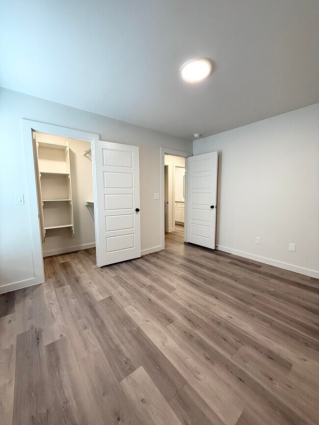 Building Photo - 2501 Kenwood Ave