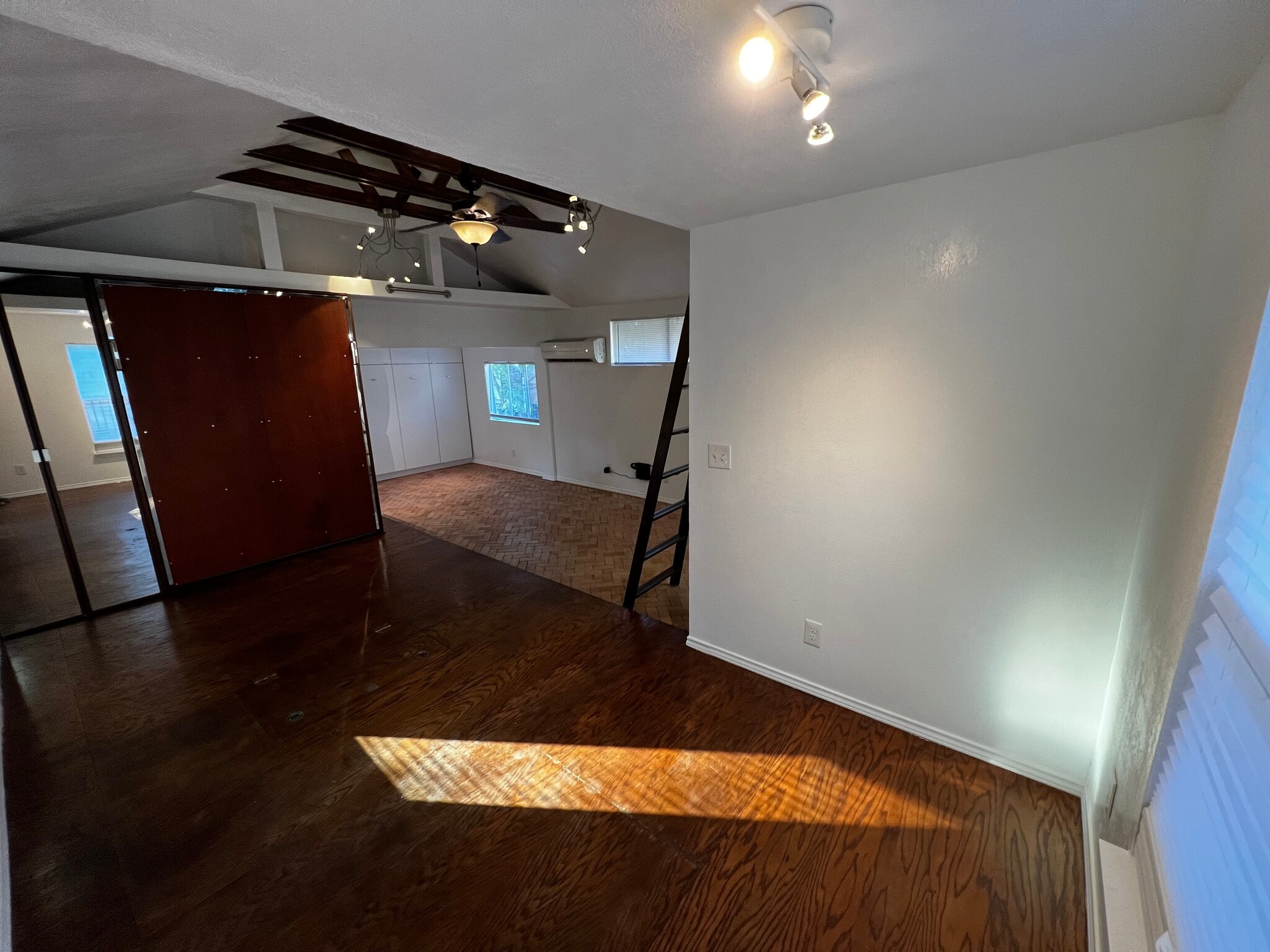 Building Photo - 610 Cliff Dr