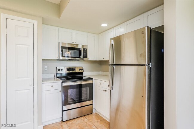 Building Photo - 2214 SW 2nd Ct