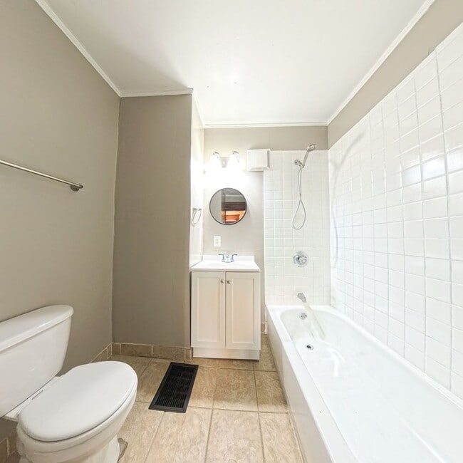 Building Photo - Spacious 5 bedroom 2 Bath Home