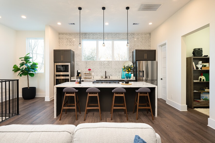 Building Photo - 917 Thompson St