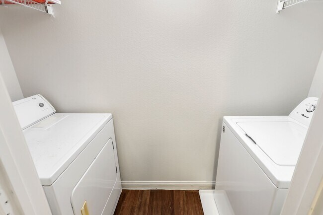 Building Photo - 1 Bedroom Northwest Condo