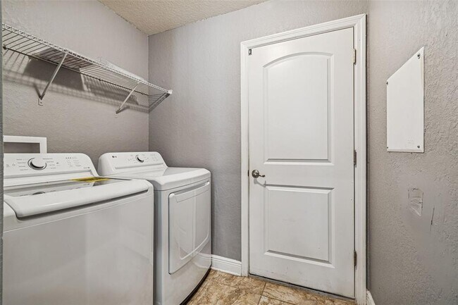 Building Photo - 13070 Sigmund St