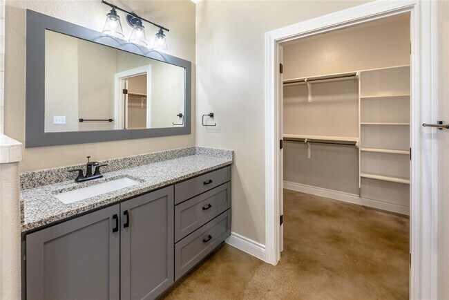 Building Photo - 123 Kikipua